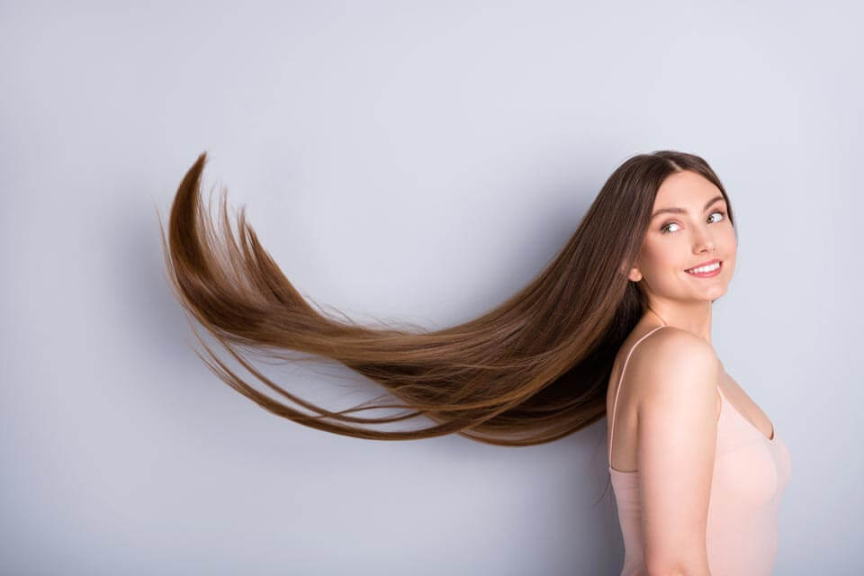 Haarwachstum mit Kokosöl fördern - Frau mit langem und starkem Haarwuchs